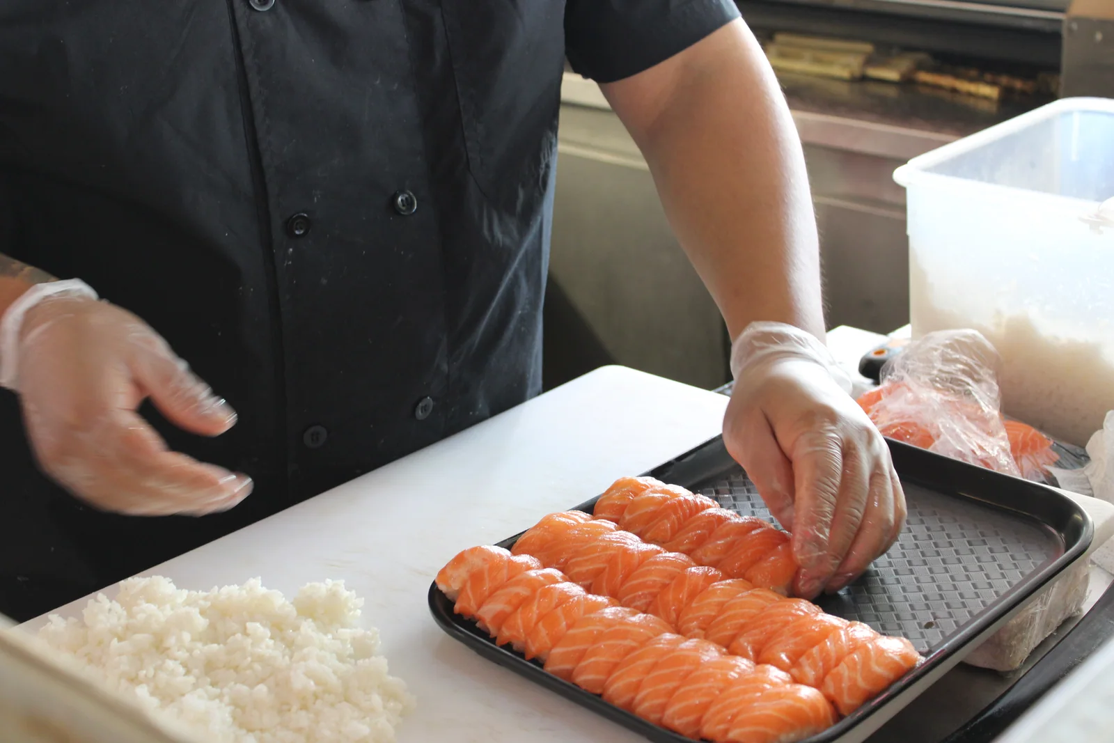 Preparação de nigiri de salmão no Genki Douro